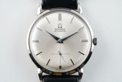 une montre posée sur une surface blanche