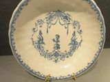une assiette bleue et blanche posée sur une table