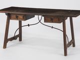 un bureau en bois surmonté de deux tiroirs