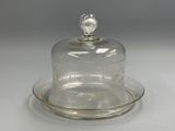 une image représentant une plaque de verre transparent surmontée d'un dôme en verre