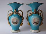 deux vases posés sur une surface blanche
