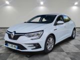 une voiture blanche garée dans une pièce au sol en damier
