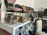 une pièce avec beaucoup de chaises et une table
