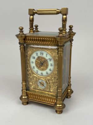 une horloge dorée posée sur une table blanche