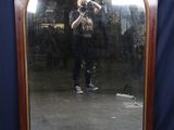 un homme se prenant en photo dans un miroir