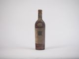 une bouteille de vin posée sur une table