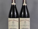 deux bouteilles de vin rouge posées sur une table