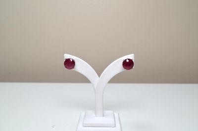Une paire de boucles d'oreilles en argent sertie de 2 rubis …