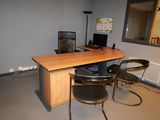 un bureau avec deux chaises et un ordinateur dessus