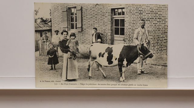 Fourneaux : Famille avec une vache (Ed. A.de Nussac). T.B.E.
