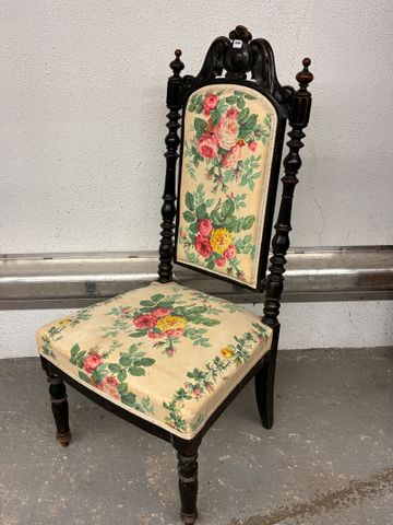 Chaise chauffeuse garnie de tissu fleuri Napoléon III 