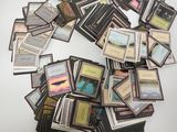 une pile de cartes empilées les unes sur les autres sur une table