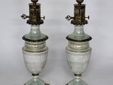 paire de vases verts et dorés munis d'anses et de poignées