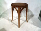 une petite table en bois avec un plateau en bois sur un socle blanc