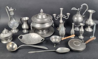 beaucoup d'objets en argent posés sur une table