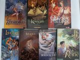 un grand nombre de livres posés sur une table