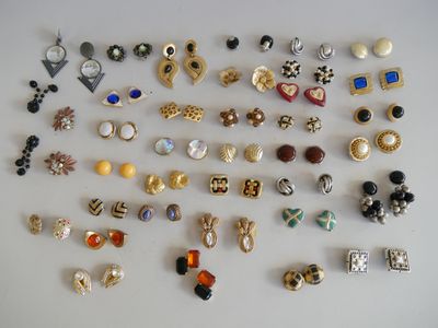 de nombreux modèles de boucles d'oreilles sur un fond blanc