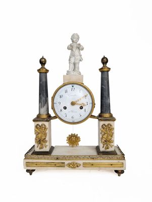 Pendule portique en marbre gris et blanc et bronze ciselé et doré, un 
