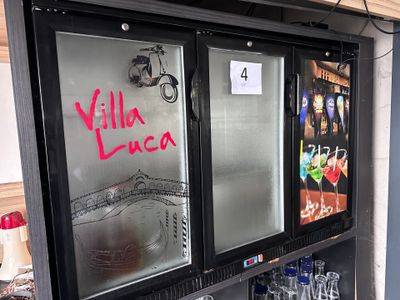 un distributeur automatique sur lequel sont empilées de nombreuses bouteilles
