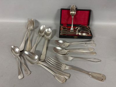 un lot de cuillères et fourchettes en argent dans une boîte