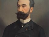 portrait d'un homme moustachu et barbu en costume