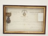 un vieux document sur lequel repose une médaille