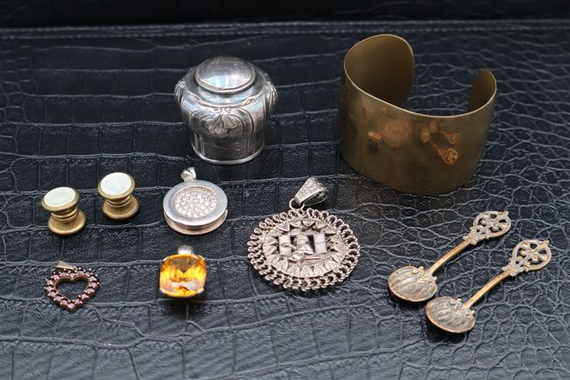 Bracelet rigide laiton, pommeau d’ombrelle métal argenté, deux pe...
