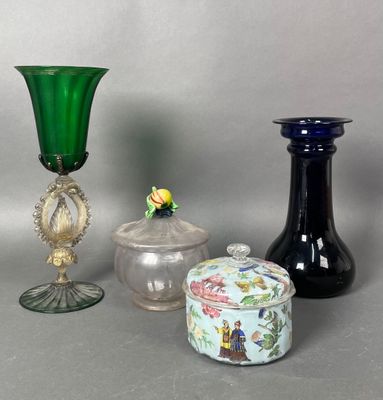 trois vases posés l'un à côté de l'autre sur une table