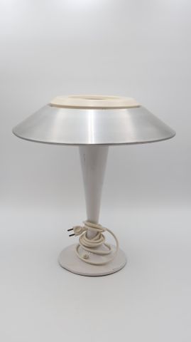ARLUS DIFFUSION. Lampe de table en métal laqué blanc et abat-jour...