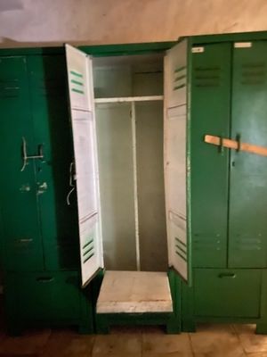 Rare vestiaire métallique à 2 portes avec son siège incorpor…