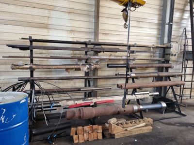 Rack porte-barres avec petit stock de barres rondes + pièces… - Photo 1