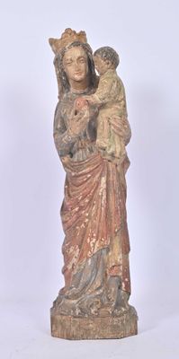 statue d'une femme tenant un enfant dans ses bras