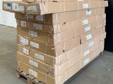 une grande pile de cartons sur une palette dans un entrepôt