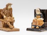 paire de figurines en céramique représentant un homme et une femme assis sur une chaise