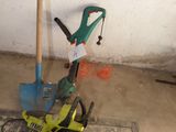 deux outils fixés au mur