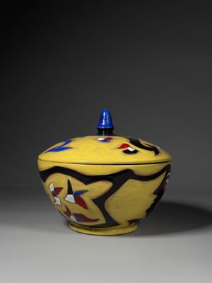 un gros plan d'un bol jaune avec un couvercle bleu