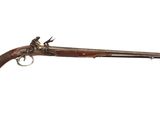 un fusil avec un canon en bois sur fond blanc