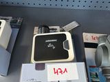 Plusieurs appareils électroniques sont posés sur une étagère dans un magasin.