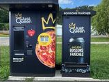 deux distributeurs automatiques au bord de la route
