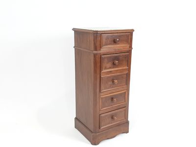 une image d'une commode en bois sur fond blanc