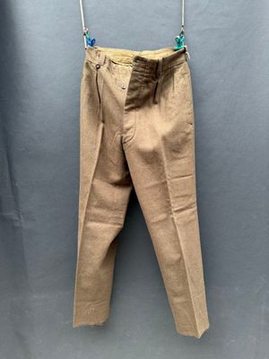 un pantalon suspendu à une corde à linge fixée au mur