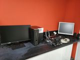 un bureau sur lequel se trouvent deux ordinateurs et un écran