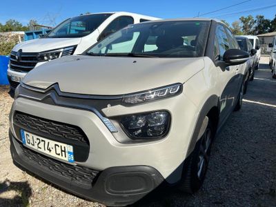 l'avant d'une Citroën blanche garée sur un parking à côté d'autres voitures
