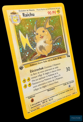 une carte Pokémon jaune sur laquelle figure l'image d'un Pikachu