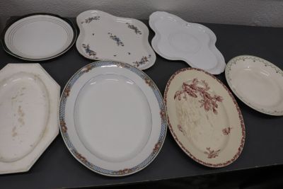 plusieurs assiettes posées sur une table