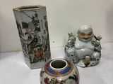 trois vases posés sur une table