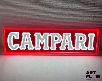 enseigne lumineuse Campari rouge et blanche sur un mur blanc