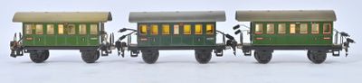 trois petits trains jouets alignés les uns à côté des autres