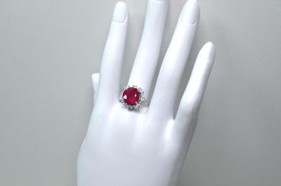 une image représentant la main d'une femme portant une bague