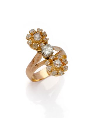 gros plan d'une bague en or avec des diamants sur fond blanc